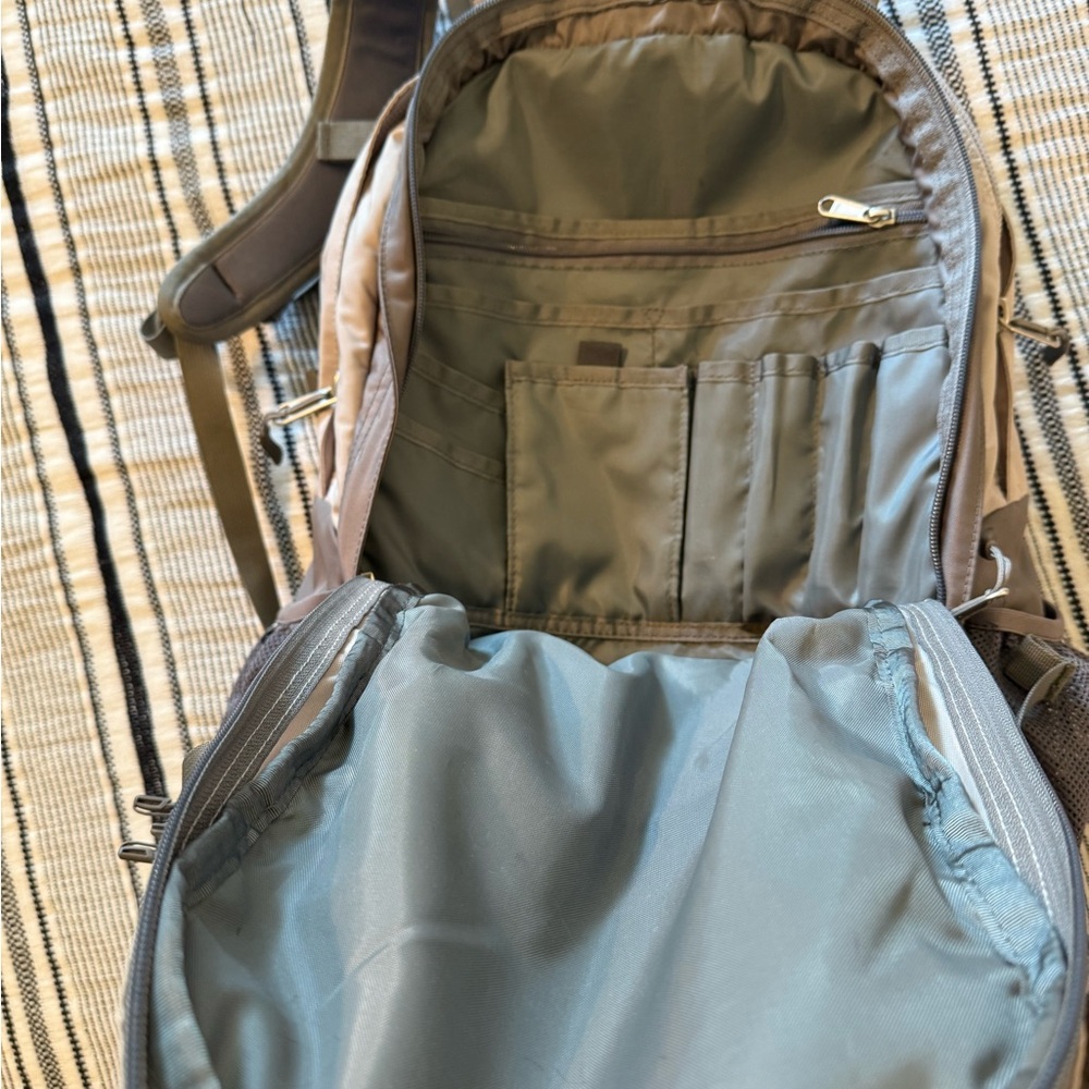 North Face Borealis Gray Backpack - Picture 4 of 8